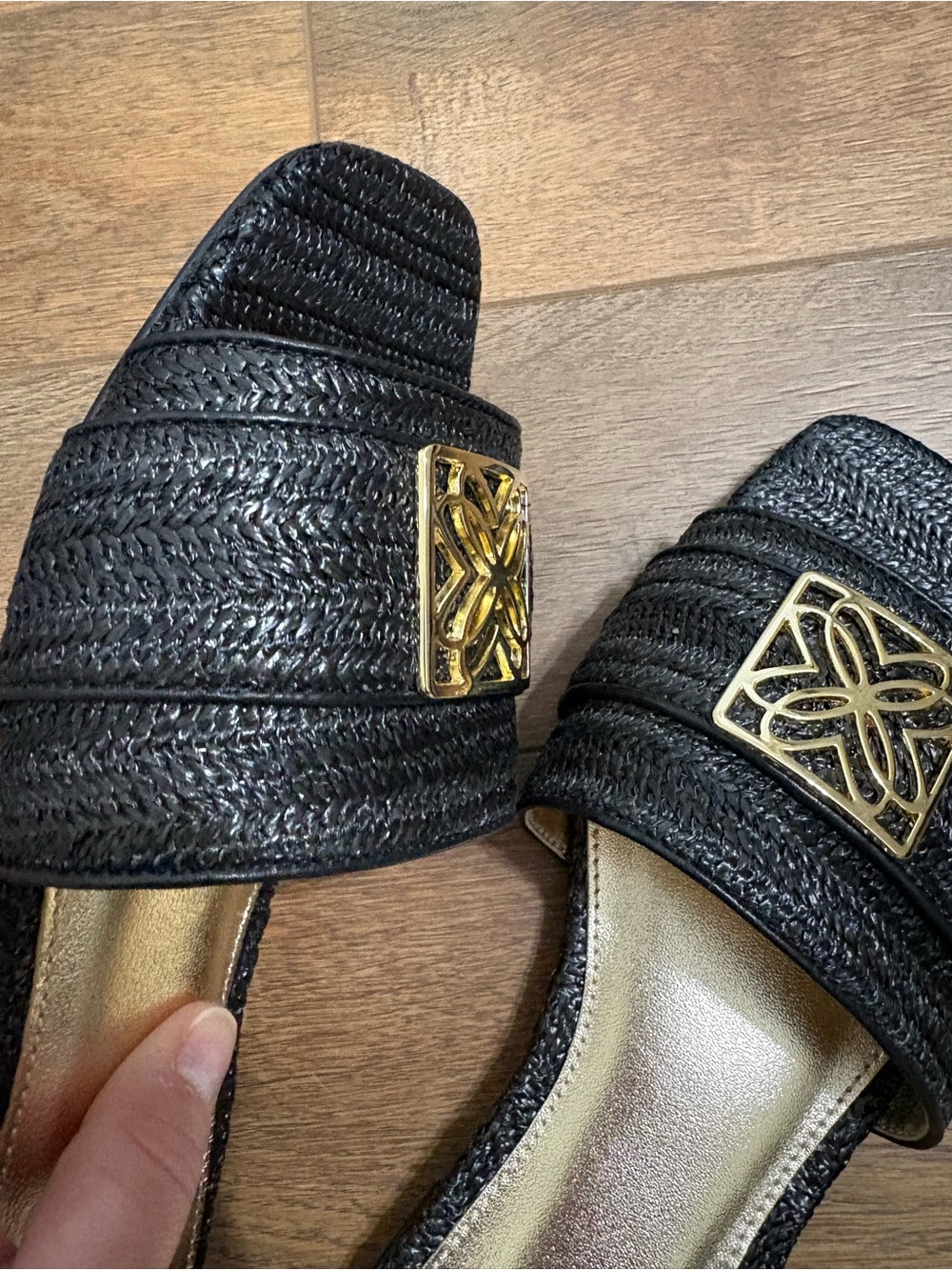 Lilly Pulitzer Black Slide Sandals with Gold Emblem Size 8 Women’s - Picture 10 of 11